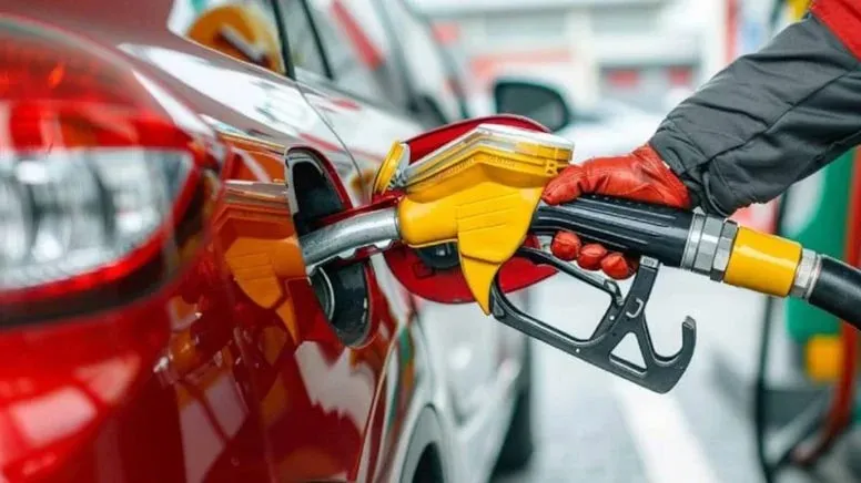 Petrol Düşüyor, Akaryakıt Zamlanıyor