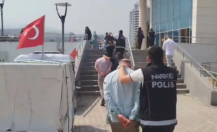 Polisten Uyuşturucu Tacirine Yol Kapanı