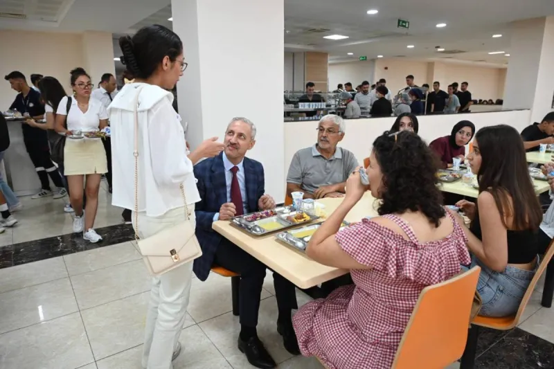 Rektör Öğrenciyle Aynı Tabldotta! İşte O Anlar