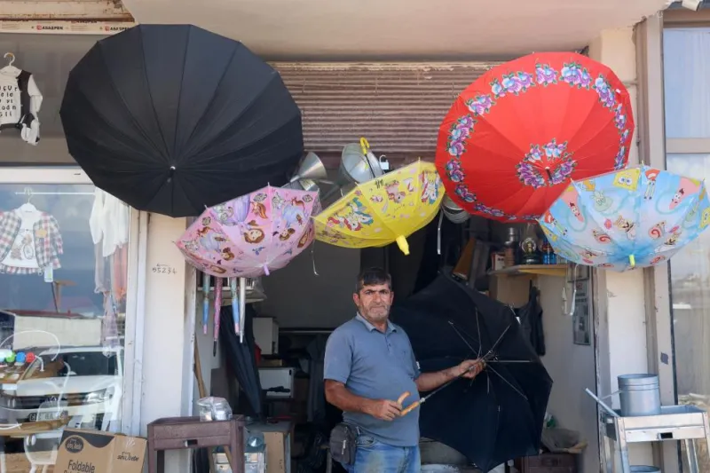Rüzgar ve yağmur, şemsiye ustasının mesaisini uzattı