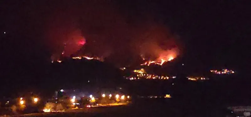 Rüzgar yangını büyüttü, Hassa’da iki mahalle tahliye edildi