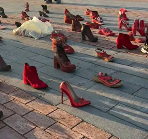 Samandağ’da kırmızıya boyanan ayakkabılar ne anlatıyor?