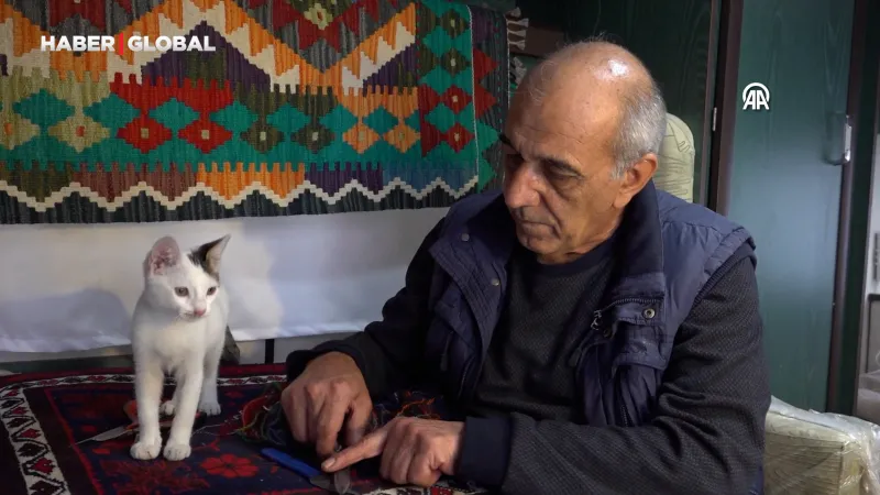 Sındırgı'da halı tamircisi depremler nedeniyle kedisi ile birlikte karavana taşındı