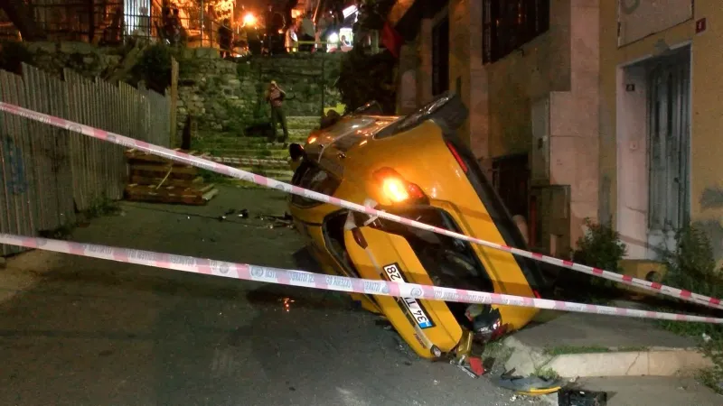 Şişli'de ticari taksi 10 metreden çıkmaz sokağa düştü