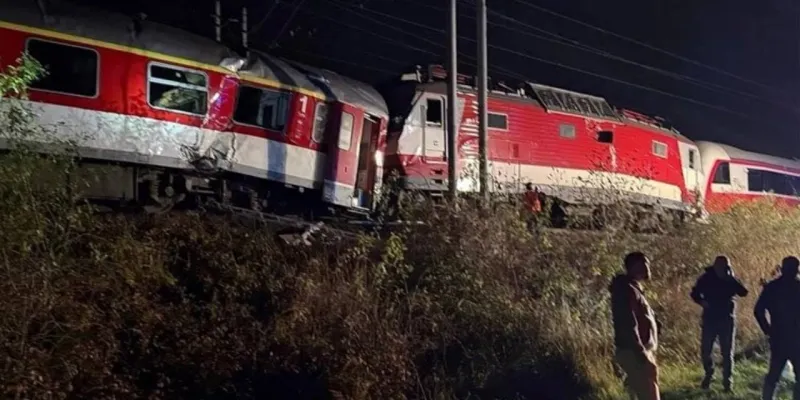 Slovakya’da iki yolcu treni birbirine girdi: 30 yaralı