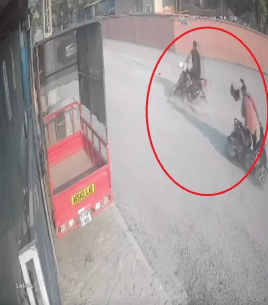 Feci Kaza! Düşen Kadına Motosiklet Böyle Çarptı!