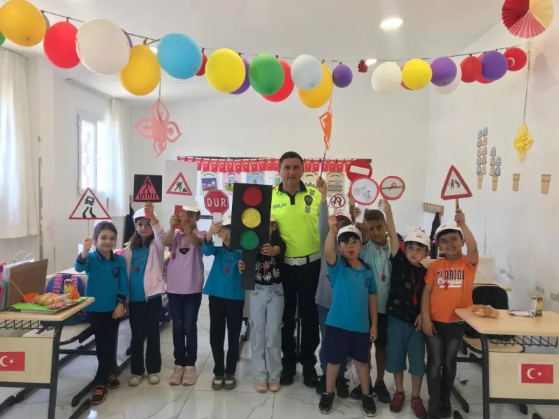 Trafik Polisi Tayyar'dan Miniklere Hayat Kurtaran Ders! Şok Olacaksınız!