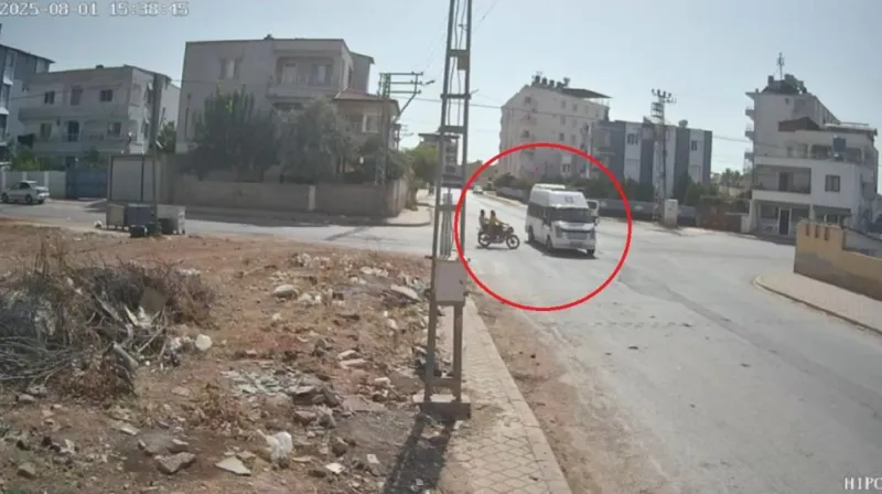 Trafikte tehlikeli anlar: Motosiklet minibüse çarptı