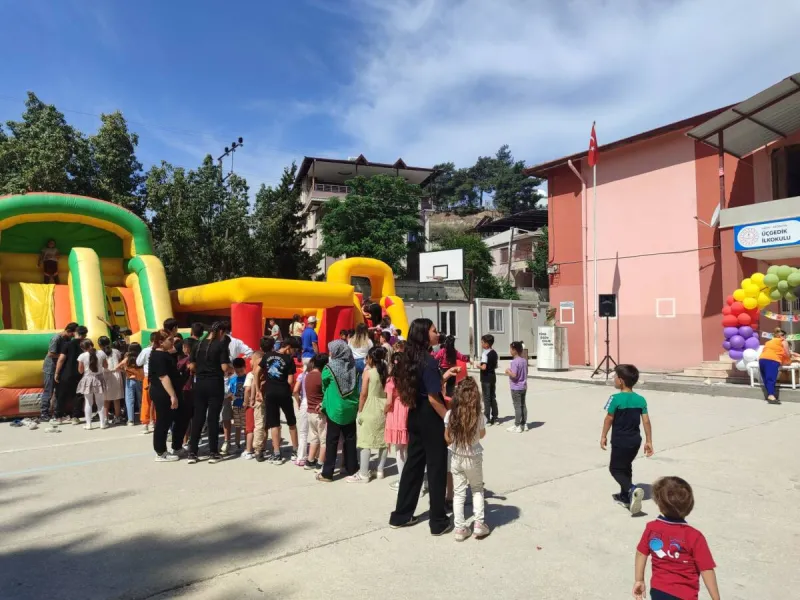 Üçgedik’te Şenlik Havasında Kermes Düzenlendi