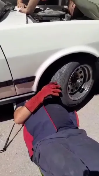 Yavru Kedi Motor Bölümünde Sıkıştı, İtfaiye Kurtardı