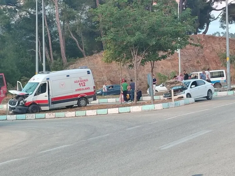 Yayladağı’nda Ambulansla Otomobil Çarpıştı: 5 Kişi Yaralandı