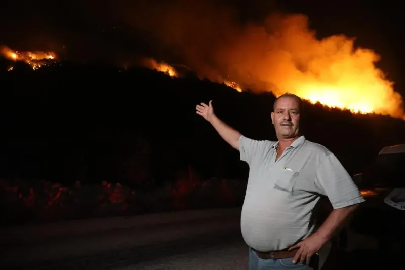 Yayladağı’nda orman yangını geceyi alevlere boğdu