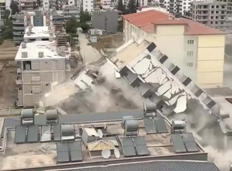 Yıkımlar Sürüyor: İskenderun’da Bir Bina Daha Yıkıldı