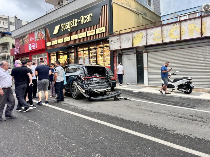 Yokuşta Freni Boşalan Kepçe 4 Aracı Biçti